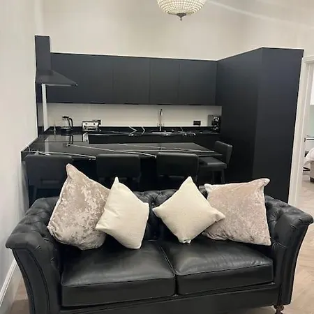 The Boathouse 2 Bedroom In 펜션 리펀